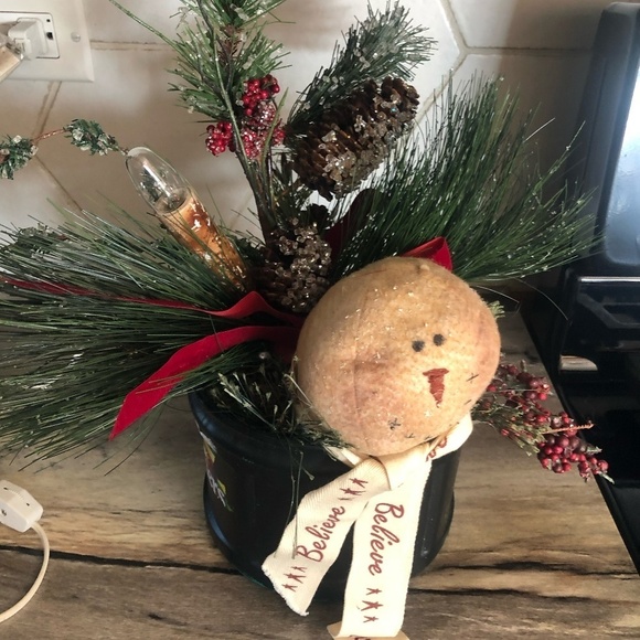 PRIMITIVE HANDMADE SNOWMAN LAMP ARRANGEMENT IN PLASTIC FOLGERS COFFEE CAN - Picture 2 of 10